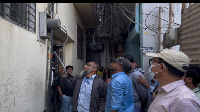 কেরানীগঞ্জে হেলে পড়া সেই ভবনের বিদ্যুৎ–গ্যাস সংযোগ বিচ্ছিন্ন