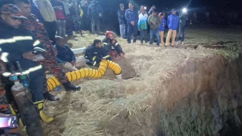 রাজশাহীর তানোরে ৩০-৩৫ ফুট গভীর গর্তে পড়ে যাওয়া সেই শিশু এখনো