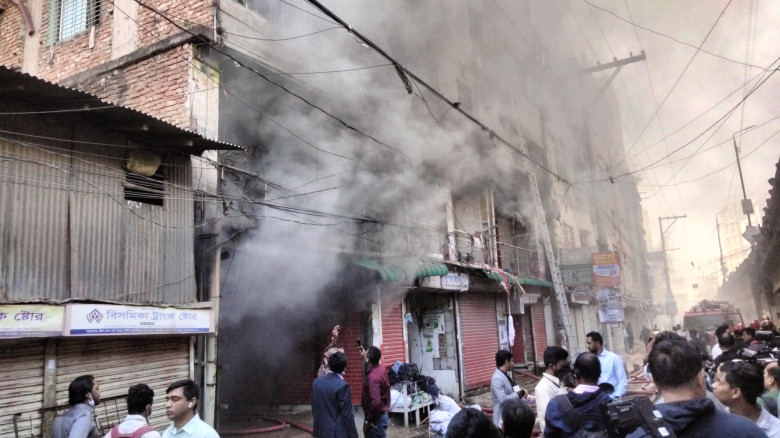 কেরানীগঞ্জে ঝুট গোডাউনে আগুন লাগার পাঁচ ঘন্টা পরেও নিয়ন্ত্র