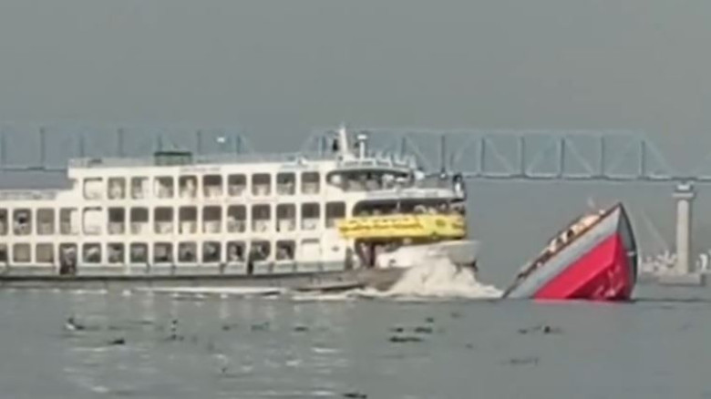 নারায়ণগঞ্জে যাত্রীবাহী লঞ্চের ধাক্কায় বাল্কহেড ডুবি